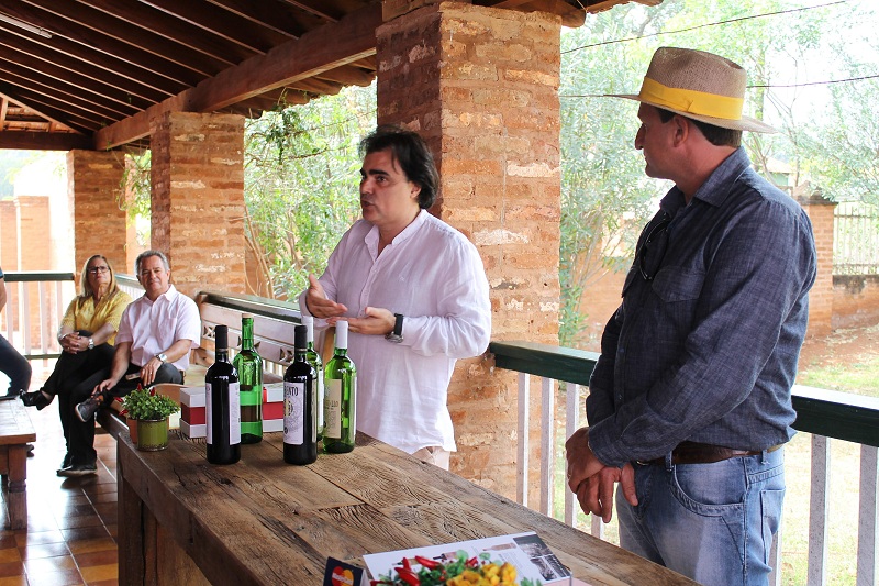 O proprietário Luis Roberto Lorenzato durante explicação sobre alguns rótulos (Foto: O Imparcial)